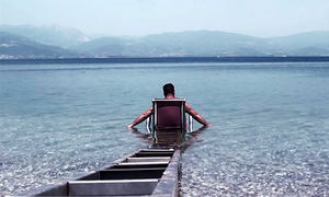 seatrac: Mann gelangt mit Rollstuhl ins Meer © 2014 HELLAS AUF DEUTSCH