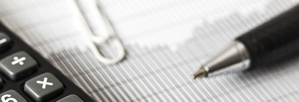 Symbolbild Versicherung: Taschenrechner und Stift, Credit: Steve Buissinne, Pixabay