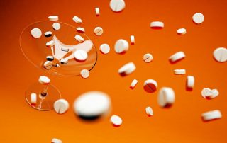 Tabletten auf orangem Hintergrund, Credit: Christian Trick, Pixabay