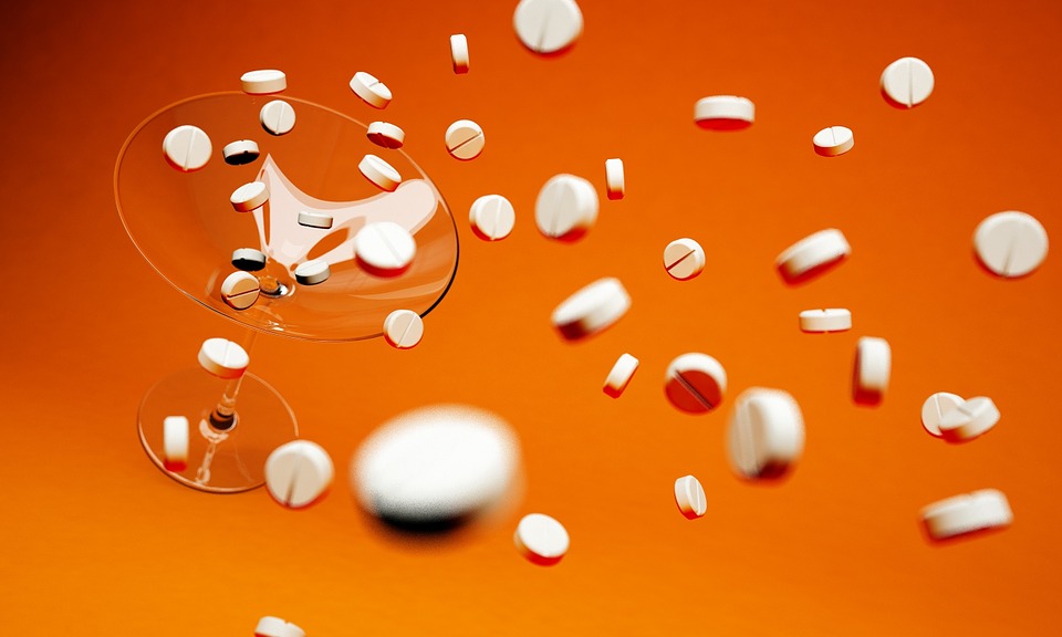 Tabletten auf orangem Hintergrund, Credit: Christian Trick, Pixabay