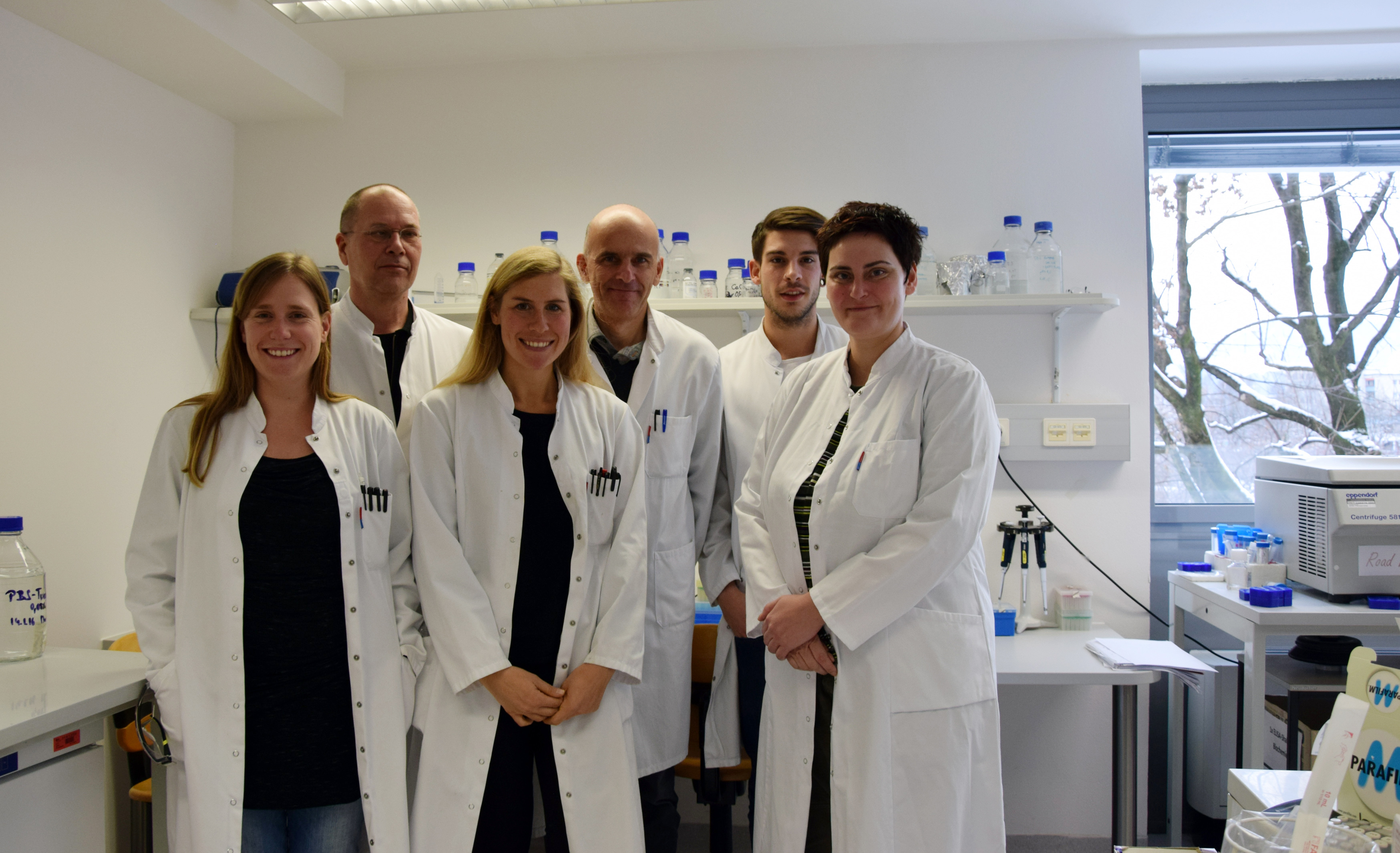 Team der Arbeitgruppe Neuroimmunologie im Forschungslabor der Universitätsklinik für Neurologie der Medizinischen Universität Innsbruck (Melanie Ramberger PhD, Friederike Tuller PhD, Kathrin Schanda MSc, Ao. Univ.-Prof. Dr. Thomas Berger, Ao. Univ.-Prof. Dr. Markus Reindl, Patrick Peschl PhD). Team der Arbeitgruppe Neuroimmunologie im Forschungslabor der Universitätsklinik für Neurologie der Medizinischen Universität Innsbruck (Melanie Ramberger PhD, Friederike Tuller PhD, Kathrin Schanda MSc, Ao. Univ.-Prof. Dr. Thomas Berger, Ao. Univ.-Prof. Dr. Markus Reindl, Patrick Peschl PhD).