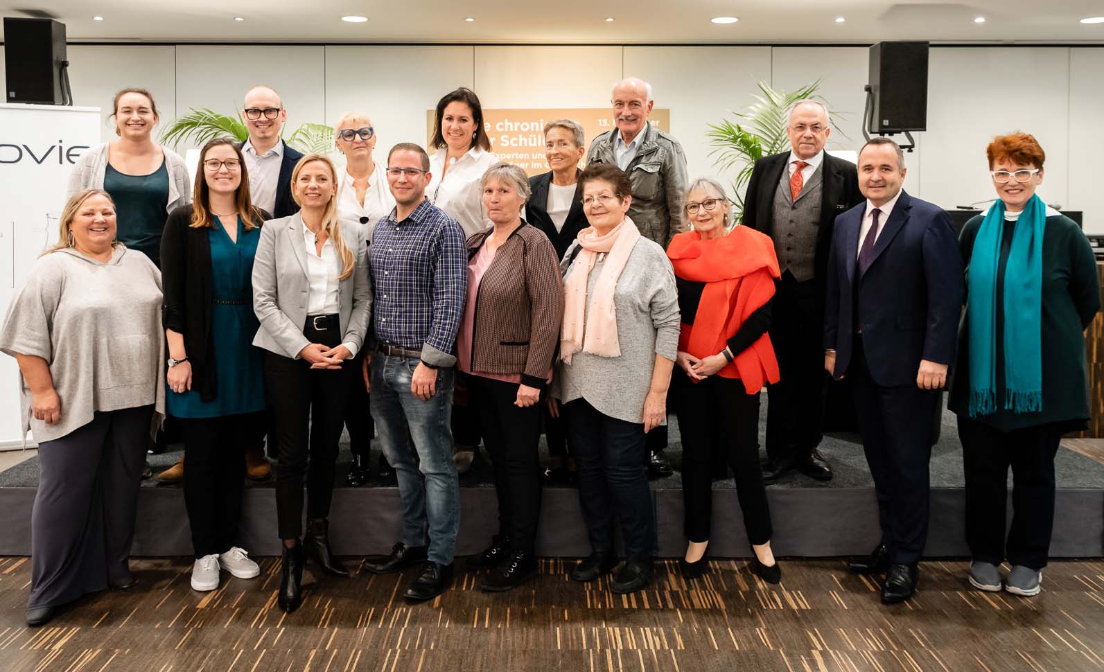 Familienministerin Juliane Bogner-Strauß (Erste Reihe, 3.v.l.), Volksanwalt Peter Fichtenbauer (3.v.r.), Lehrergewerkschafter Paul Kimberger (2.v.r.) und Wissenschafterin Lilly Damm (1.v.r.) diskutierten mit Betroffenen über die Situation von chronisch kranken Kindern. Hier am Bild: Vertreterinnen und Vertreter der Patientenorganisationen „Österreichische Morbus Crohn-Colitis ulcerosa Vereinigung“, „Österreichische Vereinigung Morbus Bechterew“, „Österreichische Rheumaliga“, „PSO austria“ und „Rheumalis“ sowie „Myelom & Lymphomhilfe Österreich“ Familienministerin Juliane Bogner-Strauß (Erste Reihe, 3.v.l.), Volksanwalt Peter Fichtenbauer (3.v.r.), Lehrergewerkschafter Paul Kimberger (2.v.r.) und Wissenschafterin Lilly Damm (1.v.r.) diskutierten mit Betroffenen über die Situation von chronisch kranken Kindern. Hier am Bild: Vertreterinnen und Vertreter der Patientenorganisationen „Österreichische Morbus Crohn-Colitis ulcerosa Vereinigung“, „Österreichische Vereinigung Morbus Bechterew“, „Österreichische Rheumaliga“, „PSO austria“ und „Rheumalis“ sowie „Myelom & Lymphomhilfe Österreich“