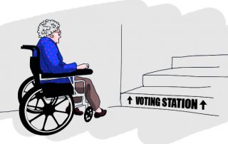 alte Rollstuhlnutzerin möchte ein Wahllokal erreichen, steht aber vor einer unüberwindbaren Treppe, Credit: EDF