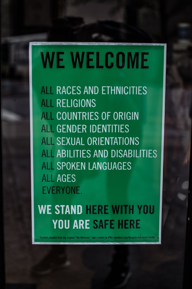 grünes Schild mit englischem Text, der Toleranz ausdrückt, Foto: Unsplash grünes Schild mit englischem Text, der Toleranz ausdrückt, Foto: Unsplash
