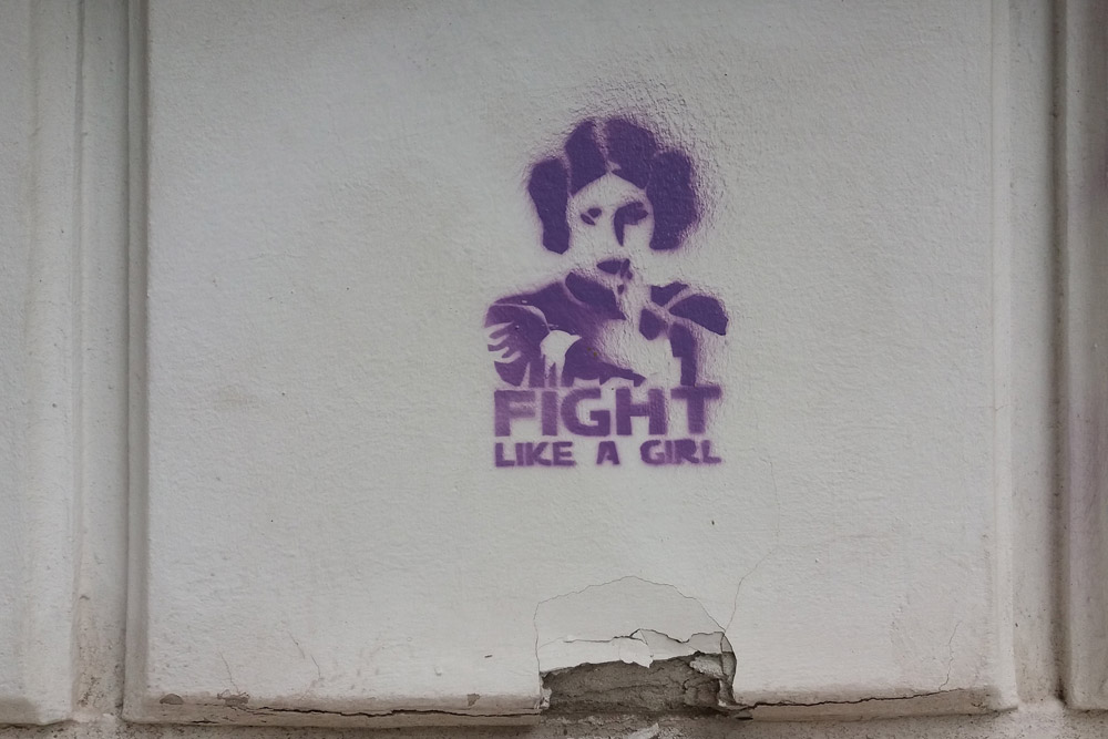 Mauer mit Graffity "fight like a girl", Credit: Marija Zaric, Unsplash