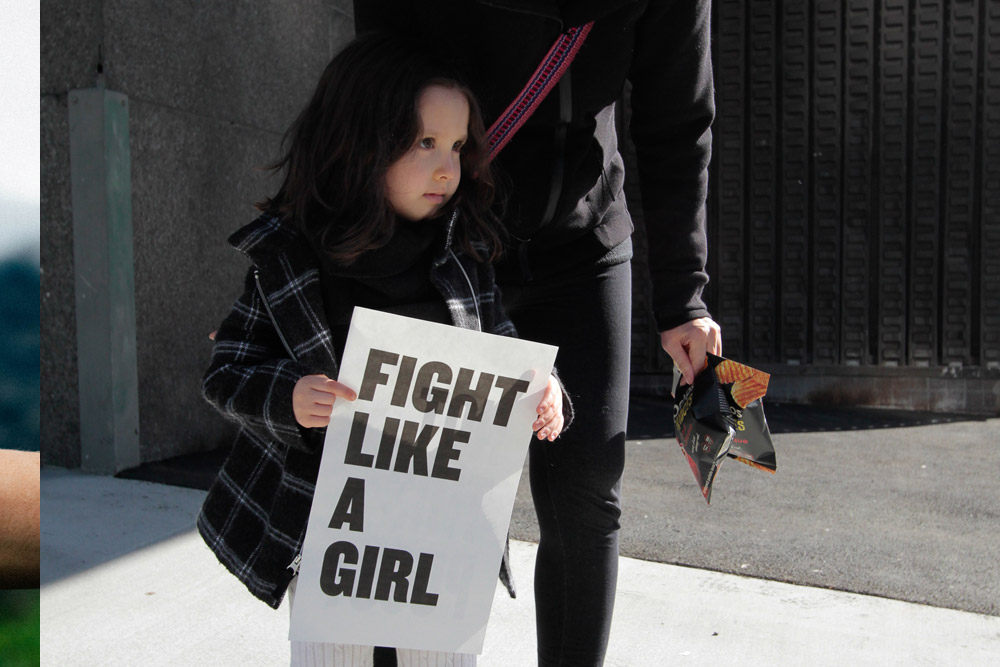 Mädchen trägt Schild mit Aufdruck "fight like a girl", Credit: Rochelle Brown, Unsplash