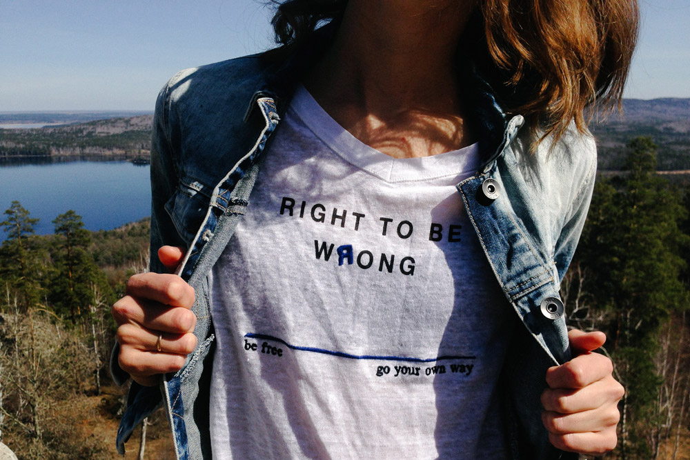 Frau trägt T-Shirt mit Auschrift "right to be wrong. Be free. Go your own way", Credit: Andrej Lišakov, Unsplash