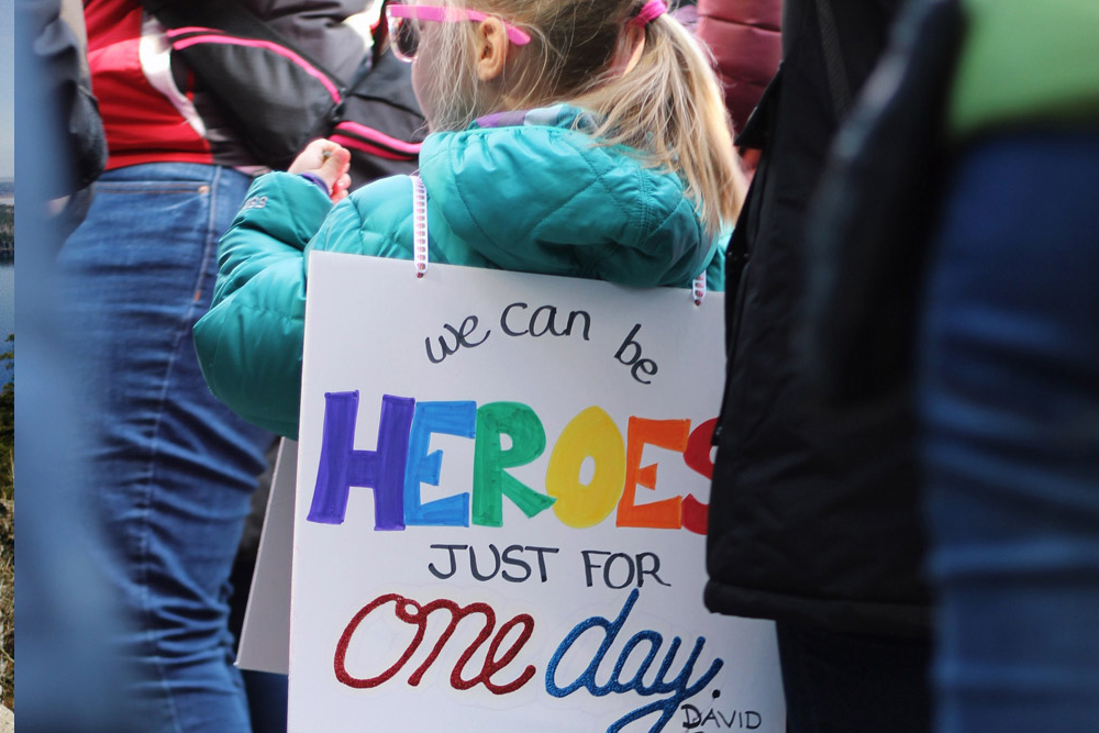 Frauenmarsch am internationalen Frauentag, Kind mit Schild "we can be heroes just for one day", Credit: Jessica Podraza, Unspolash