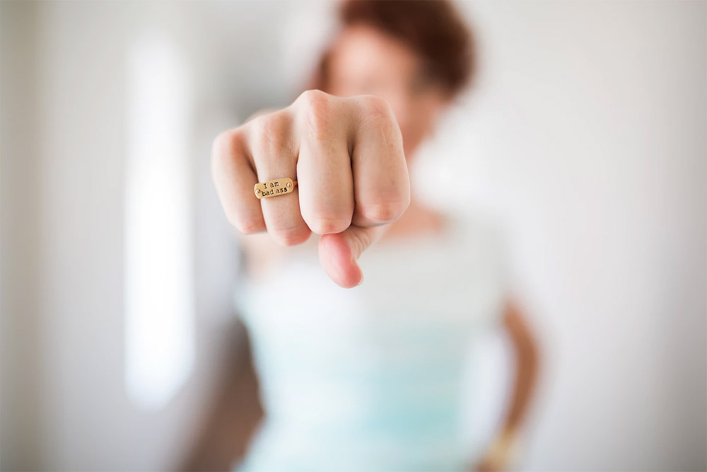 Frau trägt Ring mit Gravur 