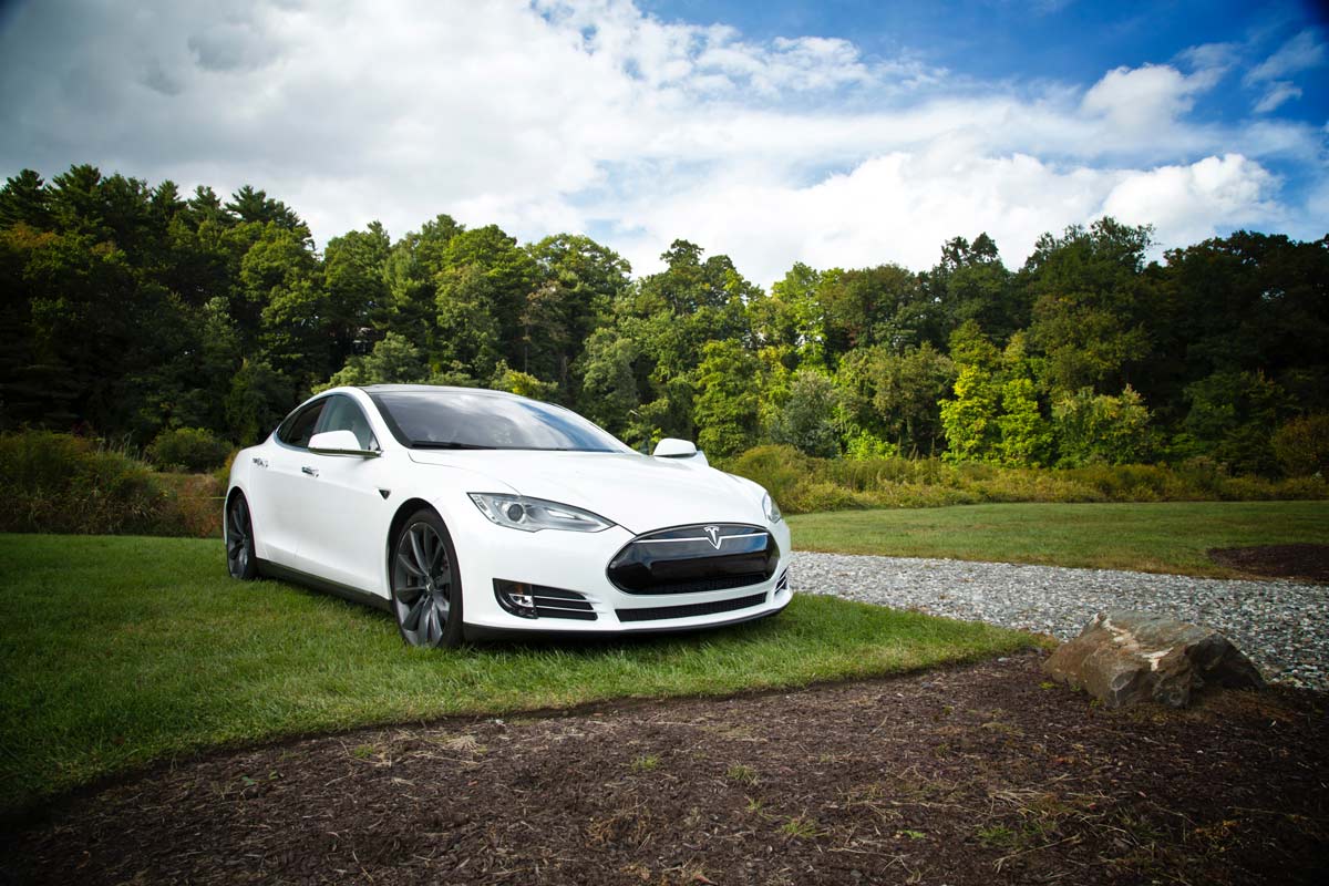 weißer Tesla, Photo by Matt Henry on Unsplash
