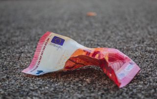 10 Euro-Schein liegt zerknüllt am Boden, Credit: Imelda, Unsplash