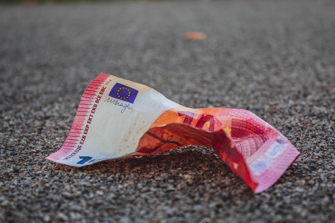 10 Euro-Schein liegt zerknüllt am Boden, Credit: Imelda, Unsplash