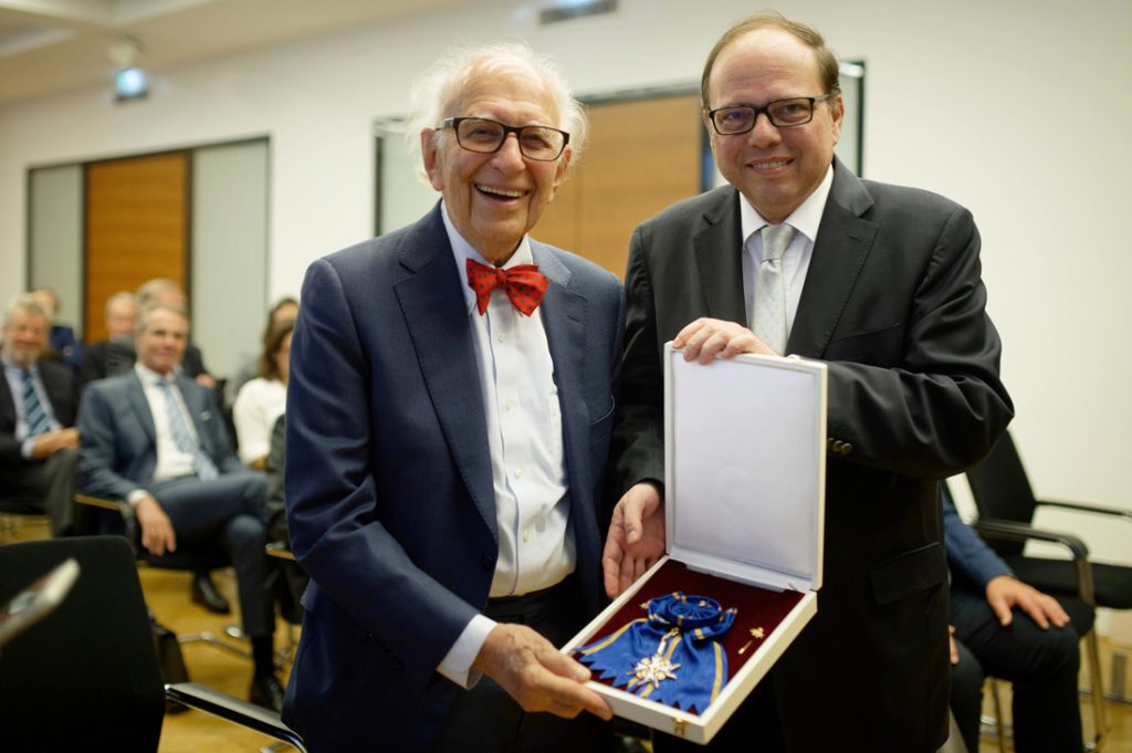 Eric Kandel (li.) und Ärztekammer-Präsident Thomas Szekeres (re.) bei der Verleihung des Großen Ehrenzeichens am Bande der Ärztekammer für Wien. Foto: Ärztekammer für Wien / Stefan Seelig