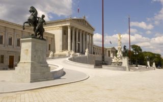 Blick auf die Fassade des Parlamentsgebäudes an der Ringstraße von der Schmerlingplatzseite © Parlamentsdirektion / Peter Korrak