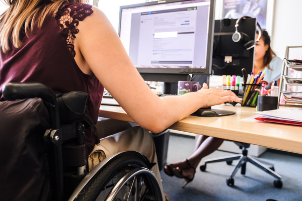 Frau im Rollstuhl arbeitet am PC, Bildnachweis: Andi Weiland | Boehringer Ingelheim, Gesellschaftsbilder.de