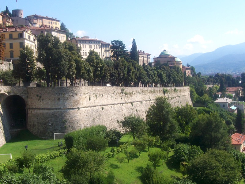 Bergamo, Blick auf die obere venezianische Stadtmauer, Von MarkusMark - Eigenes Werk, Gemeinfrei