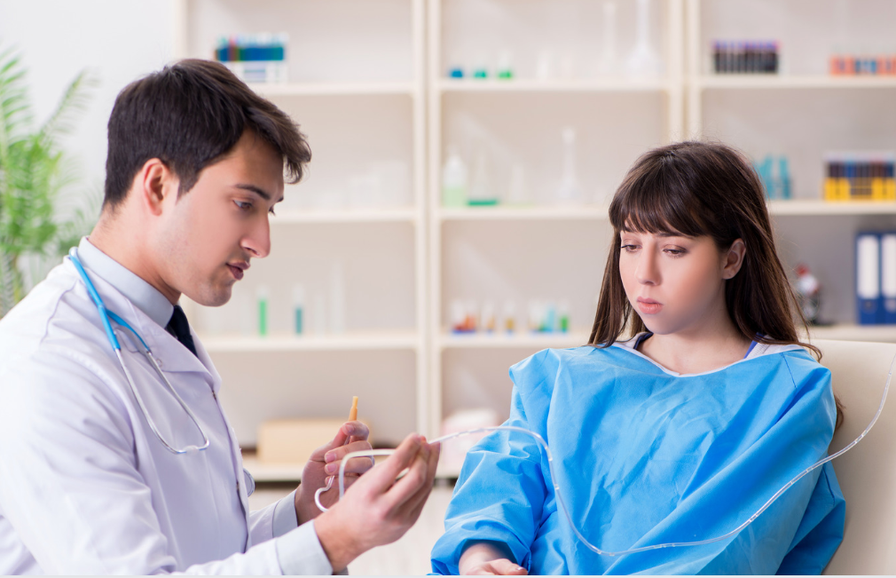 Arzt verabreicht junger Patientin Infusion, Foto: Pro Stock Media