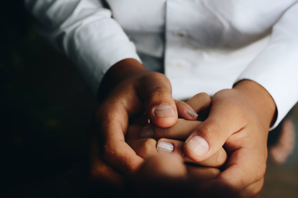 männliche Hand hält weibliche Hand, Photo by Matheus Ferrero on Unsplash