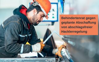 Arbeiter an der Werkbank. Text: Behindertenrat gegen geplante Abschaffung von abschlagsfreier Hacklerregelung. Credit: Canva