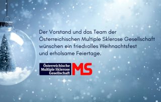 Christbaumkugel mit Tanne, Text: Der Vorstand und das Team der Österreichischen Multiple Sklerose Gesellschaft wünschen ein friedvolles Weihnachtsfest und erholsame Feiertage. Die MS-Hotline 0800 311 340 ist auch zwischen Weihnachten und dem 6. Jänner zu den üblichen Zeiten besetzt. Credit: Canva