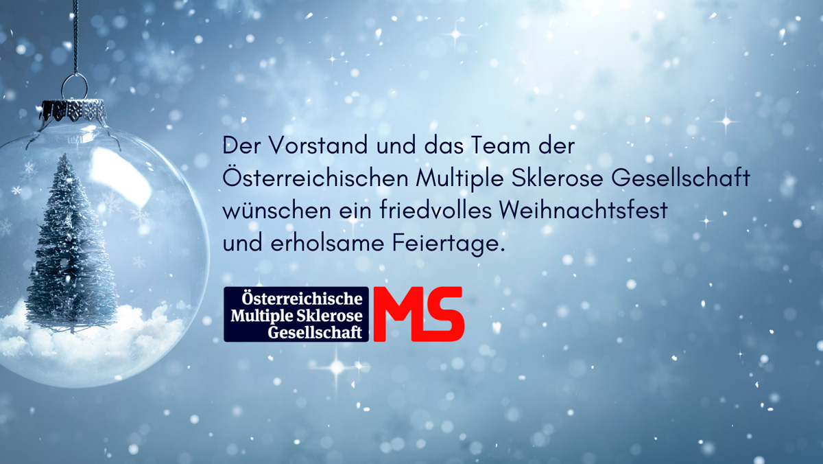 Christbaumkugel mit Tanne, Text: Der Vorstand und das Team der Österreichischen Multiple Sklerose Gesellschaft wünschen ein friedvolles Weihnachtsfest und erholsame Feiertage. Die MS-Hotline 0800 311 340 ist auch zwischen Weihnachten und dem 6. Jänner zu den üblichen Zeiten besetzt. Credit: Canva