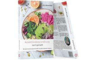 In ihrem Ratgeber „Antientzündliche Ernährung leicht gemacht“ stellt Julia Bierenfeld schmackhafte Rezepten für Menschen mit Multipler Sklerose vor. Das Softcover-Buch „Antientzündliche Ernährung leicht gemacht“ ist im Buchhandel erhältlich. ISBN 978-3-00-068038-0, EUR 19,95