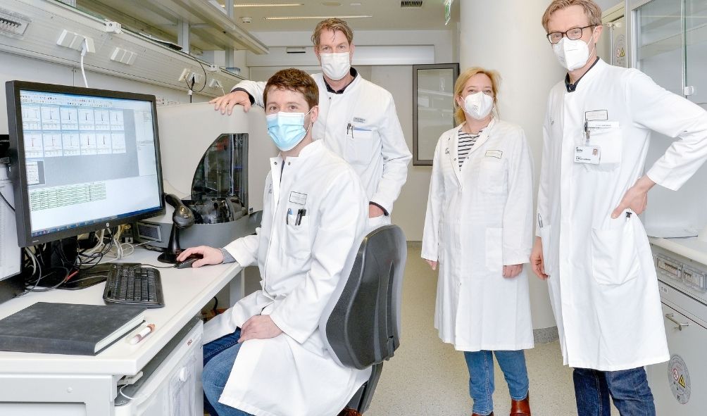 Im Bild: Dr. Andreas Schulte-Mecklenbeck, Klinikdirektor Prof. Heinz Wiendl, Dr. Catharina Groß und Dr. Gerd Meyer zu Hörste (v.l.) im Labor der Klinik für Neurologie, Foto: WWU - E. Deiters-Keul