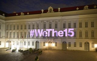 Violette Projektion '#WeThe15' auf der Fassade des Parlamentsgebäudes © Parlamentsdirektion / Johannes Zinner