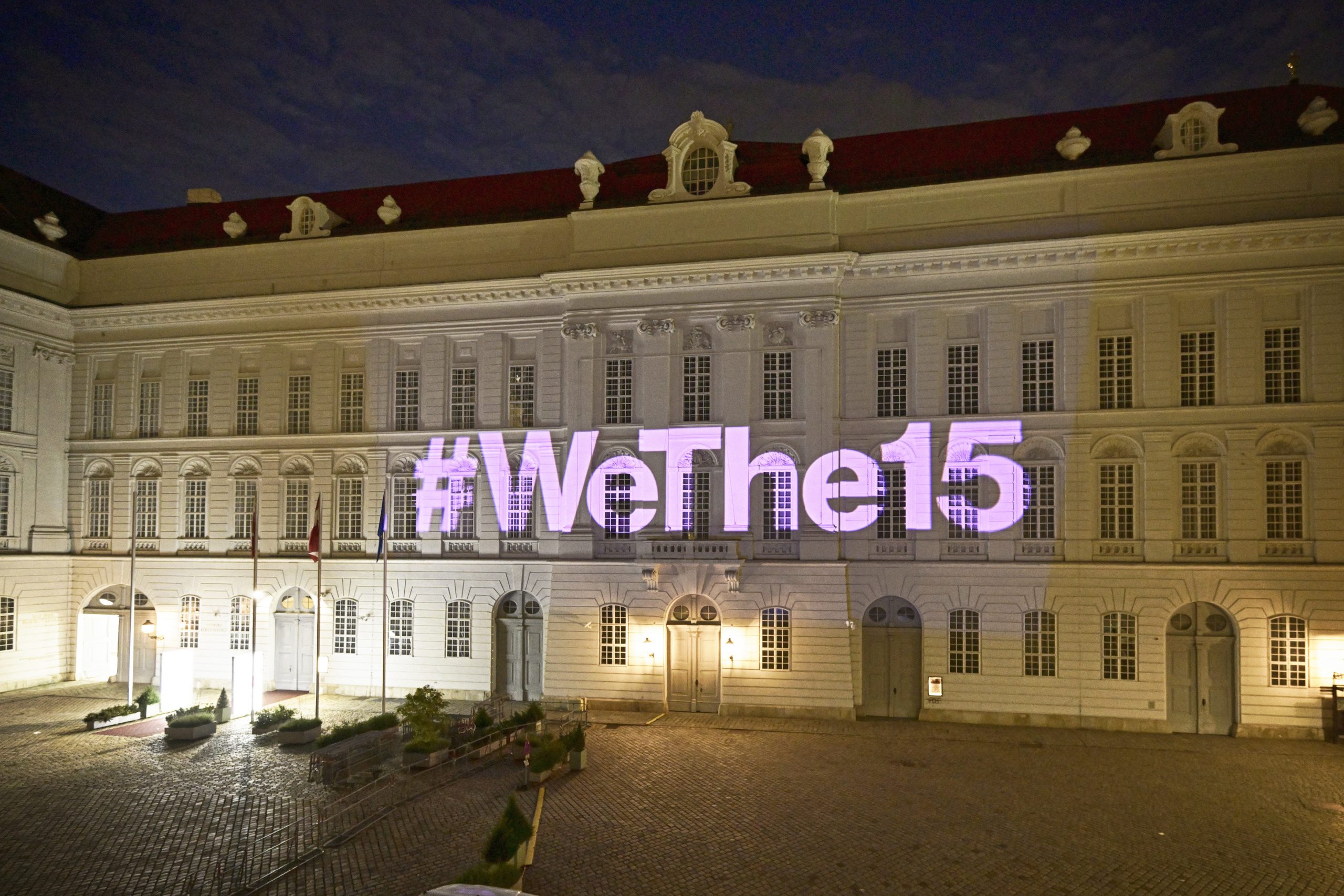 Violette Projektion '#WeThe15' auf der Fassade des Parlamentsgebäudes © Parlamentsdirektion / Johannes Zinner