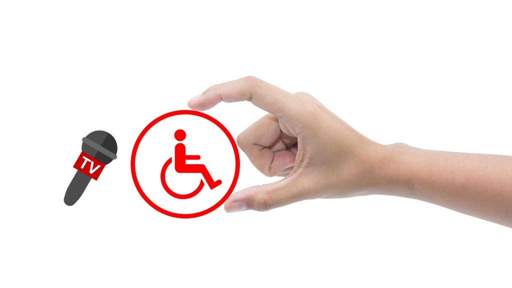 Symbolbild TV-Beitrag über Behinderungen: Hand hält Rollstuhlsymbol, links daneben Mirkofon mit Aufschrift TV, Credit: Canva
