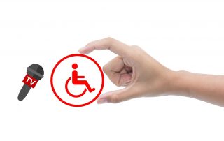 Symbolbild TV-Beitrag über Behinderungen: Hand hält Rollstuhlsymbol, links daneben Mirkofon mit Aufschrift TV, Credit: Canva
