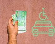 männliche Hand hält 200 Euro, daneben Illustration Auto, darüber Mensch im Rollstuhl, Credit: Canva