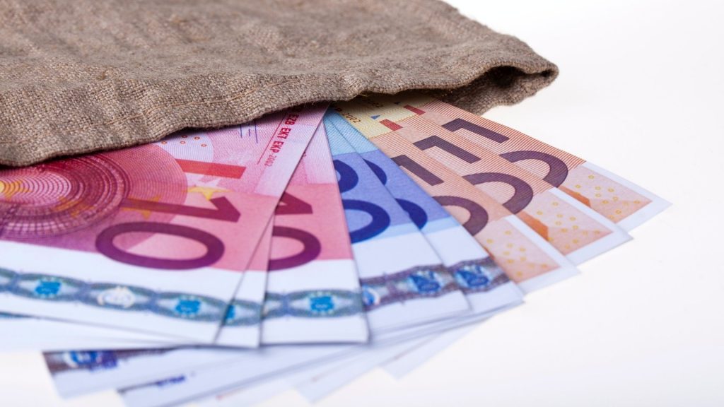 Geldscheine in einem Jutesack, Foto: Lena Balk, Unsplash