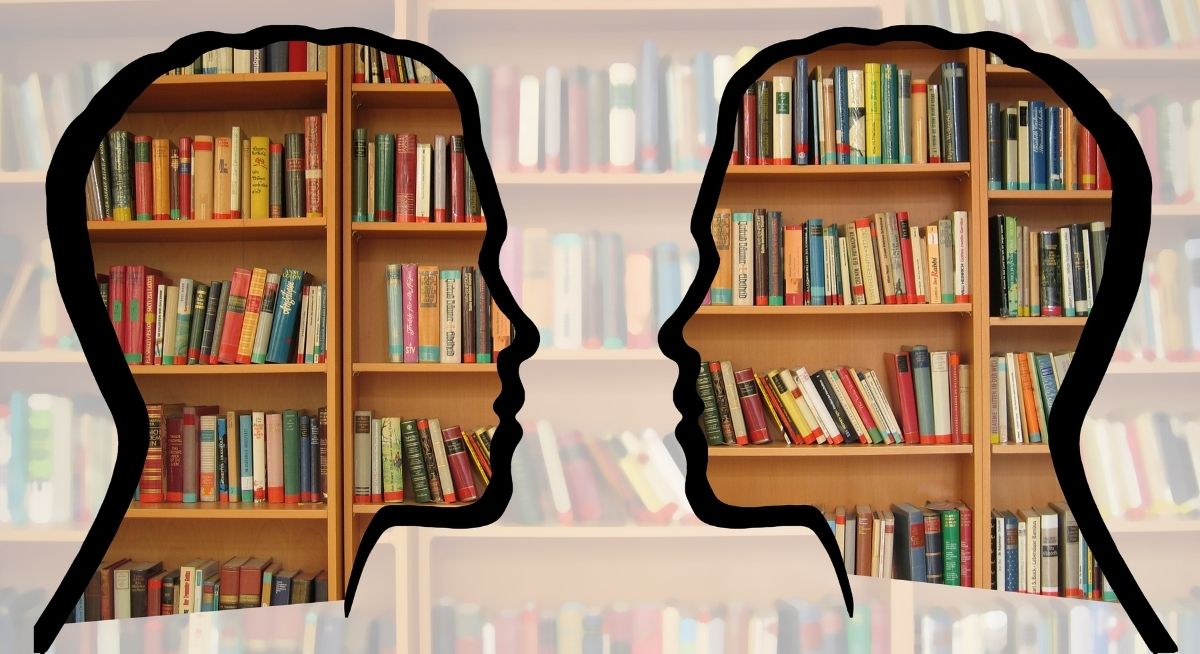 Symbolbild Information: 2 Gesichter vor Bücherwand, Foto: Pixabay