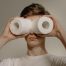 junger Mann sieht durch 2 Toilettenpapierrollen, Foto: cottonbro, Pexels